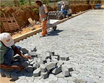 Obras de calamento do Morro do Madico avanam